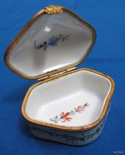 Porcelain French Limoges Hinged Trinket Snuff Box Dresser Box