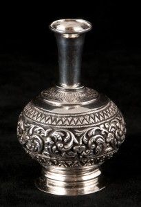 BEAUTIFUL SMALL ANTIQUE INDIAN SILVER VASE   SUPERB CHASE WORK   CIRCA