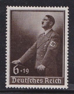 Adolf Hitler mit Hakenkreuz Schleife am Rednerpult WK2