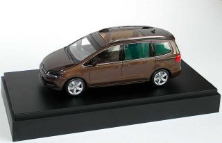43 VW Sharan II 2010 toffeebraun braun brown   Dealer   Minichamps