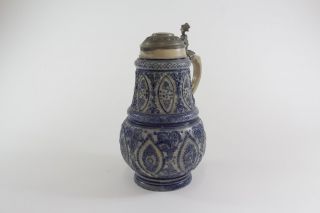 Keramik Krug mit Zinndeckel blaues Relief Dekor ~1880/1900