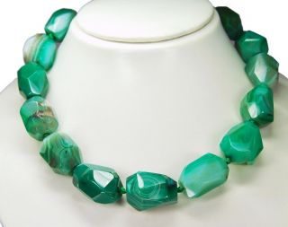 Außergewöhnlich schöne Halskette aus grünem Achat in Form