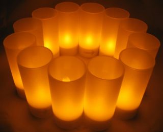12er Set LED Akku Teelichter mit Gläsern & Ladestation für bis zu 12