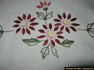 Tischdecke mit floraler Stickerei   Handarbeit