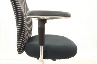 vitra T Chair mit schwarz / weiß gestreiftem Stoffbezug