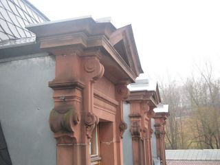 uralte Sandstein   Dachgaube um 1885   als Kamin oder geniale