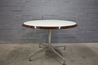 Raritaet Vitra Charles Eames Segmented Table 100cm Walnuss zu USM