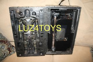 Hot Toys Terminator T 600 16 Scale Figure Terminator Salvation