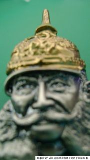 Emblem Kaiser Wilhelm mit Generals Pickelhaube aus MetallMaße 3,6cm x