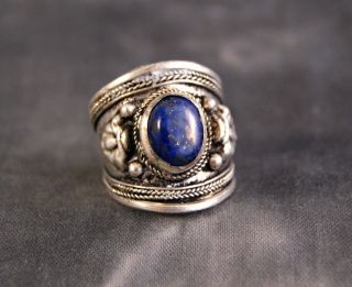 Aufwendig verzierter Ring mit Lapislazuli ~ Nepal (675)