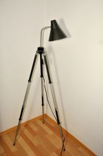 Eine Tripod Industriedesign Stehlampe aus historischen Bauteilen Es