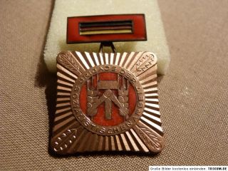 DDR Abzeichen, Brigade der sozialistischen Arbeit, gelötete Drahtöse