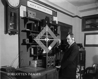 MAN DISPLAYING LARGE RADIO RECIEVER 1920s PHOTOGRAPH