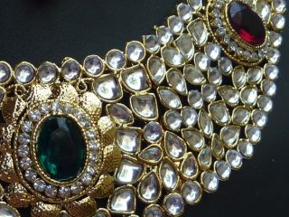Schmuckset Hrishitaa Bhatt weiss rubin smaragd mit Collier Ohrringen