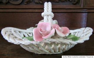 eine romantischer Korb aus Porzellan mit plastischen Rosen in